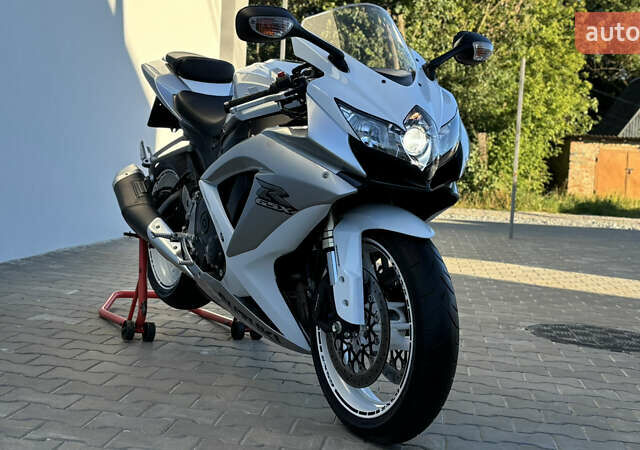 Белый Сузуки GSX-R 600, объемом двигателя 0.6 л и пробегом 25 тыс. км за 7999 $, фото 22 на Automoto.ua