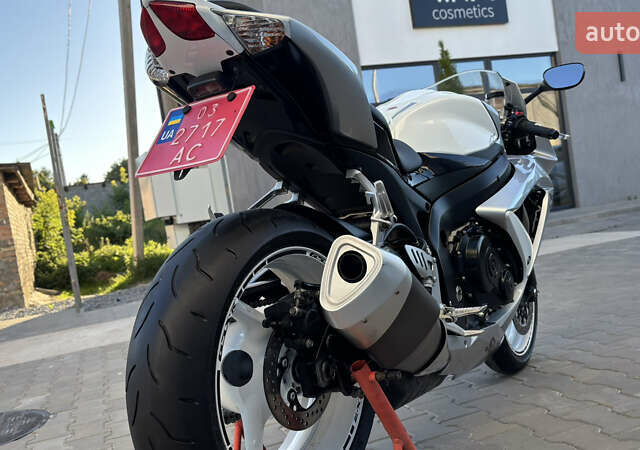 Белый Сузуки GSX-R 600, объемом двигателя 0.6 л и пробегом 25 тыс. км за 7999 $, фото 18 на Automoto.ua