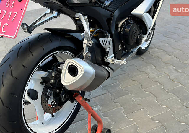 Белый Сузуки GSX-R 600, объемом двигателя 0.6 л и пробегом 25 тыс. км за 7999 $, фото 32 на Automoto.ua