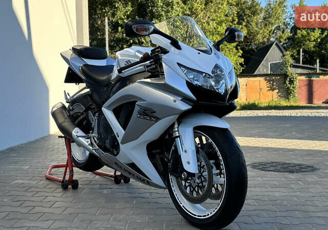 Белый Сузуки GSX-R 600, объемом двигателя 0.6 л и пробегом 25 тыс. км за 7999 $, фото 7 на Automoto.ua