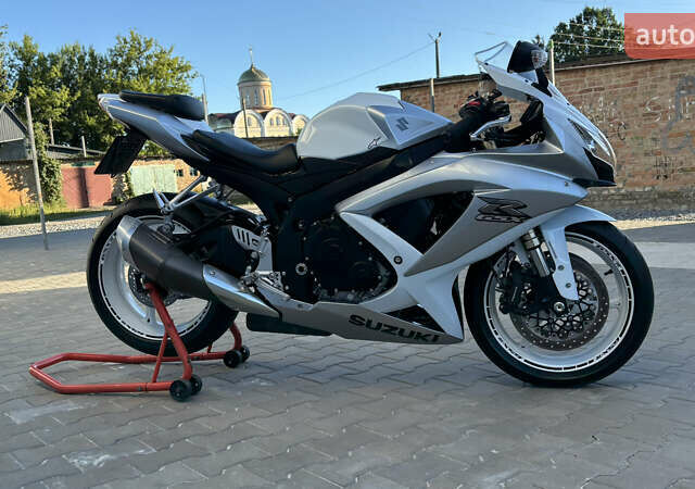 Белый Сузуки GSX-R 600, объемом двигателя 0.6 л и пробегом 25 тыс. км за 7999 $, фото 9 на Automoto.ua