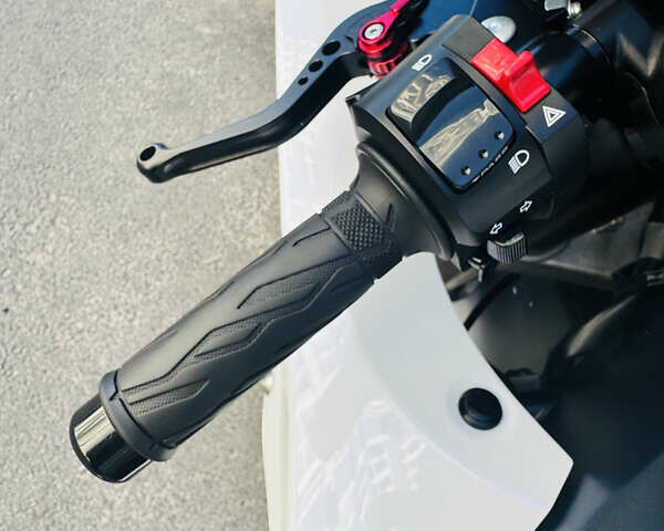 Белый Сузуки GSX-R 600, объемом двигателя 0 л и пробегом 14 тыс. км за 10500 $, фото 7 на Automoto.ua