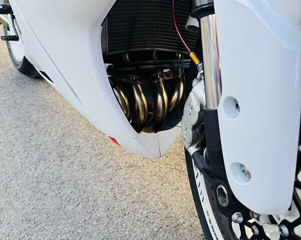 Белый Сузуки GSX-R 600, объемом двигателя 0 л и пробегом 14 тыс. км за 10500 $, фото 9 на Automoto.ua