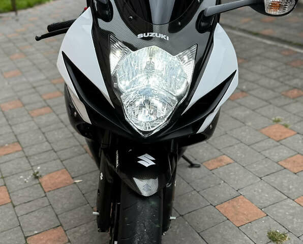 Белый Сузуки GSX-R 600, объемом двигателя 0.6 л и пробегом 12 тыс. км за 12800 $, фото 25 на Automoto.ua