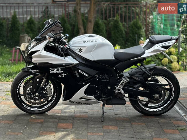 Белый Сузуки GSX-R 600, объемом двигателя 0.6 л и пробегом 12 тыс. км за 12800 $, фото 10 на Automoto.ua