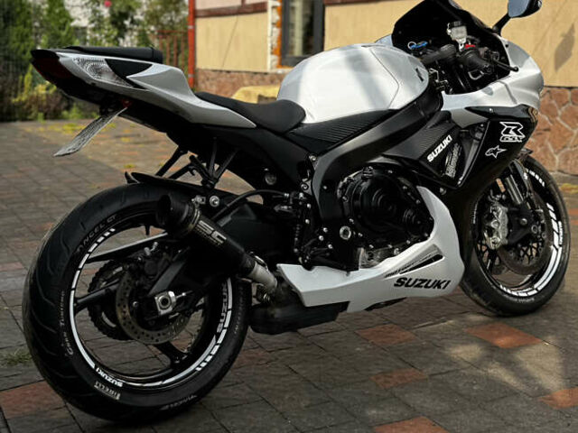 Белый Сузуки GSX-R 600, объемом двигателя 0.6 л и пробегом 12 тыс. км за 12800 $, фото 9 на Automoto.ua