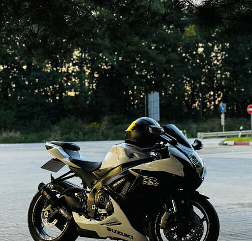 Белый Сузуки GSX-R 600, объемом двигателя 0.6 л и пробегом 12 тыс. км за 12800 $, фото 6 на Automoto.ua