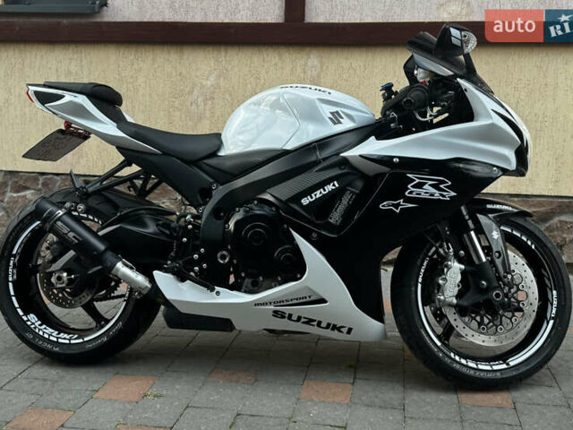 Белый Сузуки GSX-R 600, объемом двигателя 0.6 л и пробегом 12 тыс. км за 12800 $, фото 11 на Automoto.ua