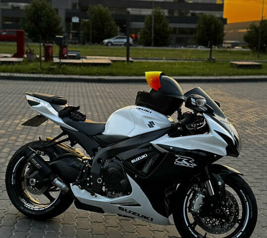 Белый Сузуки GSX-R 600, объемом двигателя 0.6 л и пробегом 12 тыс. км за 12800 $, фото 4 на Automoto.ua