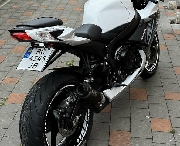 Белый Сузуки GSX-R 600, объемом двигателя 0.6 л и пробегом 12 тыс. км за 12800 $, фото 23 на Automoto.ua