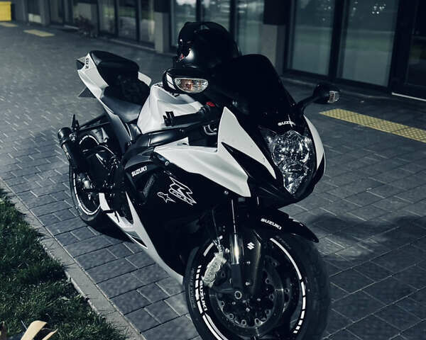 Белый Сузуки GSX-R 600, объемом двигателя 0.6 л и пробегом 12 тыс. км за 12800 $, фото 13 на Automoto.ua
