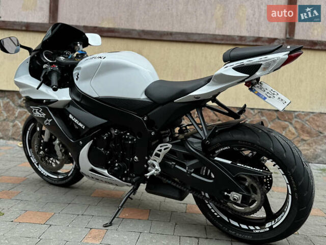 Белый Сузуки GSX-R 600, объемом двигателя 0.6 л и пробегом 12 тыс. км за 12800 $, фото 22 на Automoto.ua
