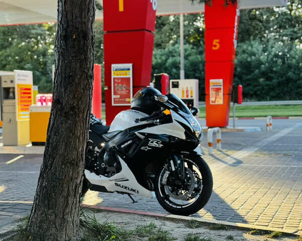 Белый Сузуки GSX-R 600, объемом двигателя 0.6 л и пробегом 12 тыс. км за 12800 $, фото 16 на Automoto.ua