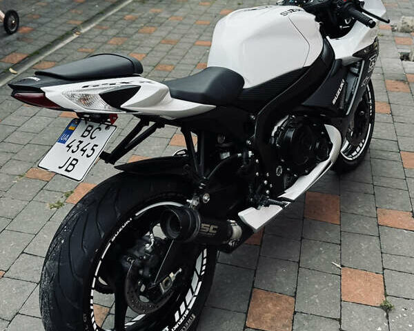 Белый Сузуки GSX-R 600, объемом двигателя 0.6 л и пробегом 12 тыс. км за 12800 $, фото 17 на Automoto.ua