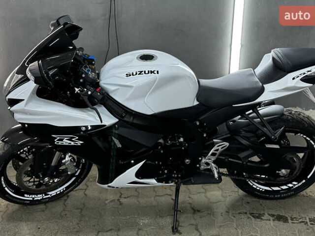 Белый Сузуки GSX-R 600, объемом двигателя 0.6 л и пробегом 12 тыс. км за 12800 $, фото 2 на Automoto.ua