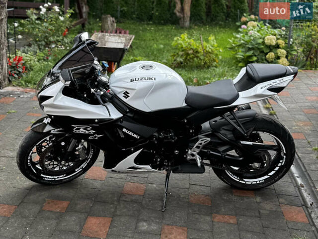 Белый Сузуки GSX-R 600, объемом двигателя 0.6 л и пробегом 12 тыс. км за 12800 $, фото 8 на Automoto.ua
