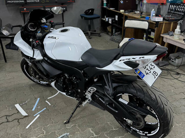 Белый Сузуки GSX-R 600, объемом двигателя 0.6 л и пробегом 12 тыс. км за 12800 $, фото 1 на Automoto.ua