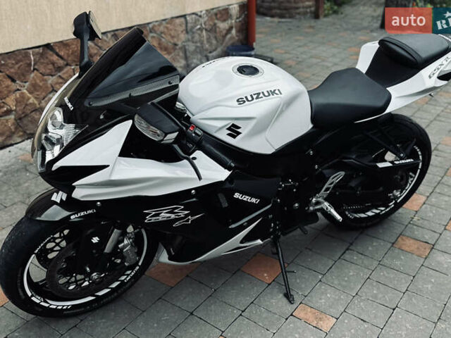 Белый Сузуки GSX-R 600, объемом двигателя 0.6 л и пробегом 12 тыс. км за 12800 $, фото 19 на Automoto.ua