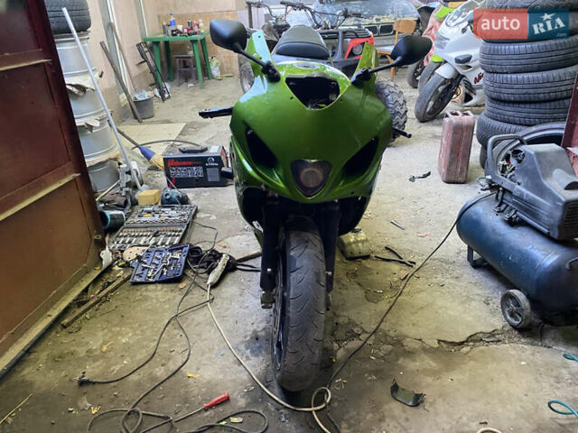 Черный Сузуки GSX-R 600, объемом двигателя 0.6 л и пробегом 36 тыс. км за 4500 $, фото 10 на Automoto.ua