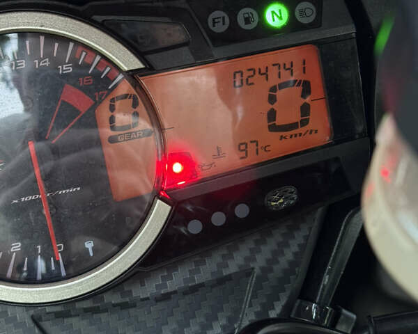 Черный Сузуки GSX-R 600, объемом двигателя 0.6 л и пробегом 24 тыс. км за 7500 $, фото 11 на Automoto.ua