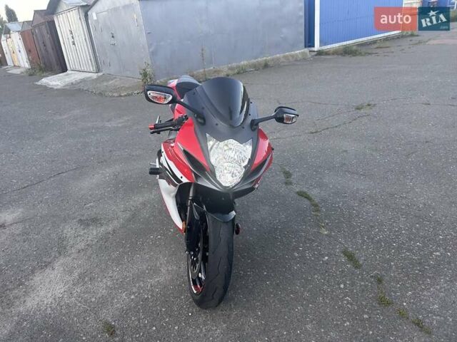 Красный Сузуки GSX-R 600, объемом двигателя 0.6 л и пробегом 33 тыс. км за 10200 $, фото 3 на Automoto.ua