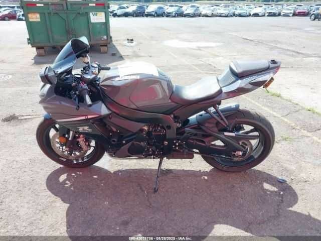 Сузуки GSX-R 600, объемом двигателя 0.6 л и пробегом 0 тыс. км за 4500 $, фото 9 на Automoto.ua