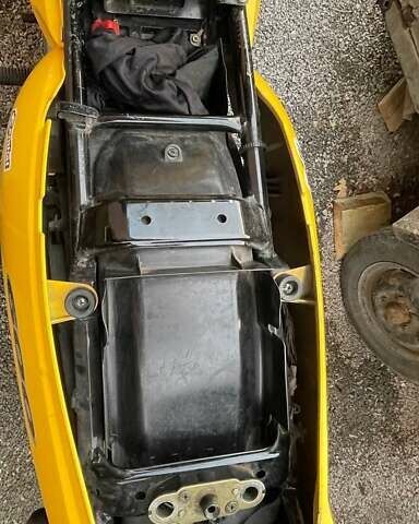 Желтый Сузуки GSX-R 600, объемом двигателя 0.6 л и пробегом 25 тыс. км за 3150 $, фото 12 на Automoto.ua