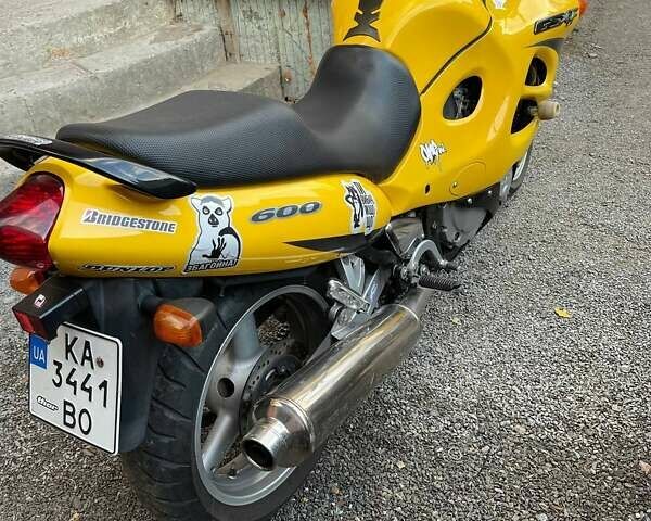 Желтый Сузуки GSX-R 600, объемом двигателя 0.6 л и пробегом 25 тыс. км за 3150 $, фото 5 на Automoto.ua