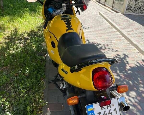 Желтый Сузуки GSX-R 600, объемом двигателя 0.6 л и пробегом 25 тыс. км за 3150 $, фото 3 на Automoto.ua