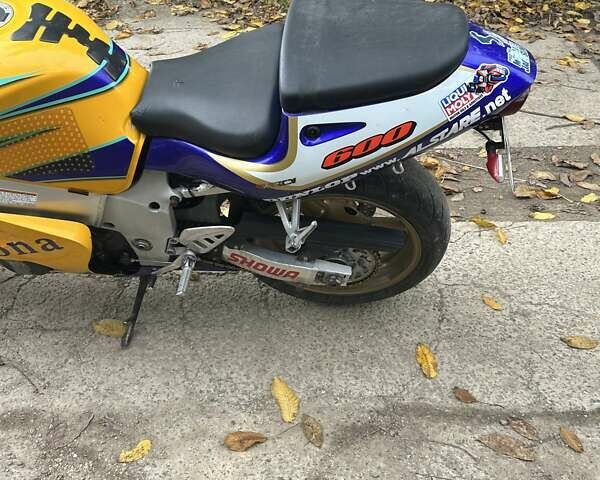 Желтый Сузуки GSX-R 600, объемом двигателя 0.6 л и пробегом 71 тыс. км за 2400 $, фото 7 на Automoto.ua