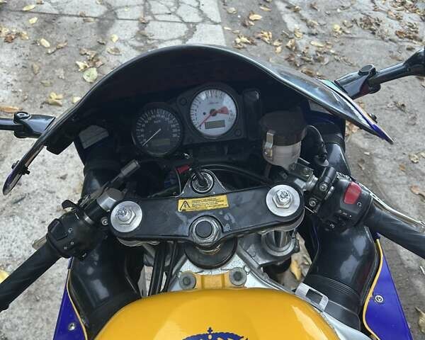 Желтый Сузуки GSX-R 600, объемом двигателя 0.6 л и пробегом 71 тыс. км за 2400 $, фото 10 на Automoto.ua