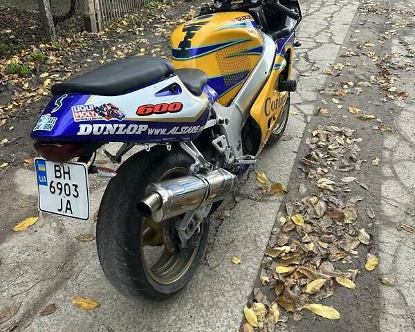 Желтый Сузуки GSX-R 600, объемом двигателя 0.6 л и пробегом 71 тыс. км за 2400 $, фото 5 на Automoto.ua