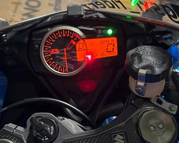 Синий Сузуки GSX-R 600, объемом двигателя 0.6 л и пробегом 23 тыс. км за 10000 $, фото 19 на Automoto.ua