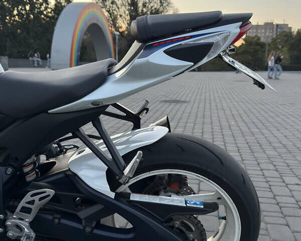 Синій Сузукі GSX-R 600, об'ємом двигуна 0.6 л та пробігом 23 тис. км за 10000 $, фото 4 на Automoto.ua