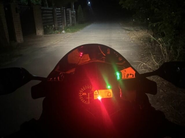 Сузуки GSX-R 750, объемом двигателя 0.75 л и пробегом 0 тыс. км за 10000 $, фото 13 на Automoto.ua