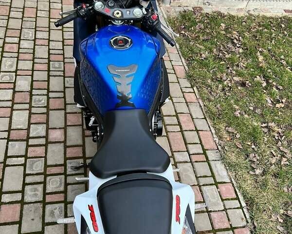 Синий Сузуки GSX-R 750, объемом двигателя 0.75 л и пробегом 30 тыс. км за 10500 $, фото 2 на Automoto.ua