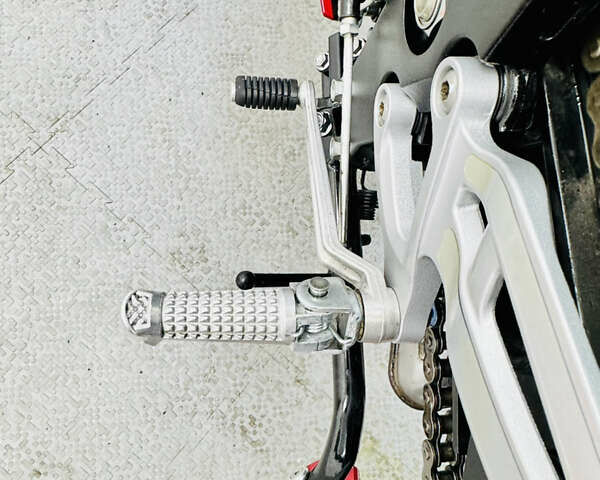 Красный Сузуки GSX-S 1000, объемом двигателя 1 л и пробегом 21 тыс. км за 9300 $, фото 26 на Automoto.ua