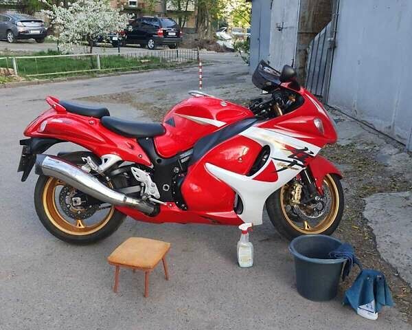 Красный Сузуки GSX 1300R Hayabusa, объемом двигателя 1.34 л и пробегом 8 тыс. км за 13000 $, фото 1 на Automoto.ua