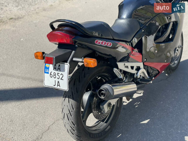 Черный Сузуки GSX 600F, объемом двигателя 0.6 л и пробегом 40 тыс. км за 2800 $, фото 7 на Automoto.ua
