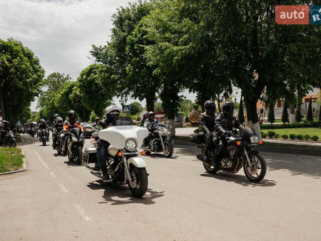 Белый Сузуки Intruder 400 Classic, объемом двигателя 0.4 л и пробегом 39 тыс. км за 5999 $, фото 4 на Automoto.ua