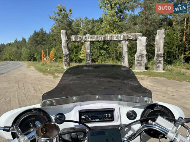 Белый Сузуки Intruder 400 Classic, объемом двигателя 0.4 л и пробегом 39 тыс. км за 5999 $, фото 1 на Automoto.ua