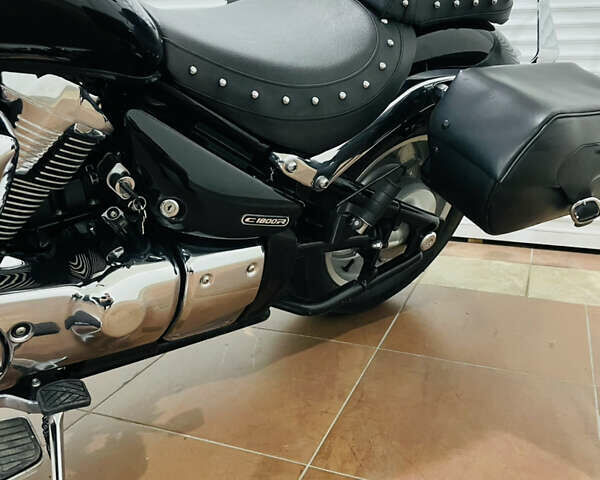 Черный Сузуки Intruder M 1800R, объемом двигателя 1.8 л и пробегом 46 тыс. км за 9100 $, фото 21 на Automoto.ua