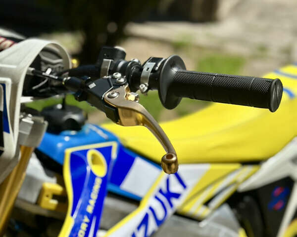 Желтый Сузуки RM-Z 450, объемом двигателя 0.45 л и пробегом 1 тыс. км за 5500 $, фото 20 на Automoto.ua