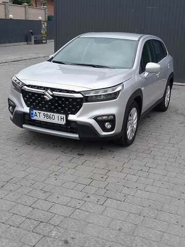 Сузуки S-Cross 2024 в Ивано-Франковске на Automoto.ua Серый Сузуки S-Cross, объемом двигателя 1.37 л и пробегом 4 тыс. км за 23929 $, фото 2 на Automoto.ua
