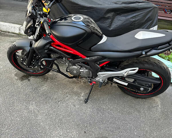 Красный Сузуки SFV 650, объемом двигателя 0.65 л и пробегом 38 тыс. км за 4700 $, фото 1 на Automoto.ua