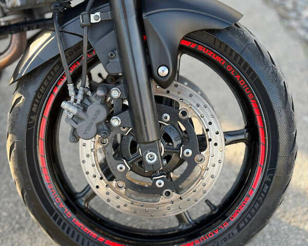 Червоний Сузукі SFV 650, об'ємом двигуна 0.65 л та пробігом 5 тис. км за 4500 $, фото 5 на Automoto.ua