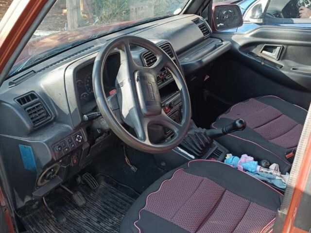 Червоний Сузукі Sidekick, об'ємом двигуна 1.6 л та пробігом 300 тис. км за 3000 $, фото 6 на Automoto.ua