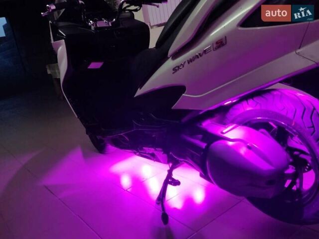 Белый Сузуки Skywave 250, объемом двигателя 0.25 л и пробегом 38 тыс. км за 2600 $, фото 3 на Automoto.ua