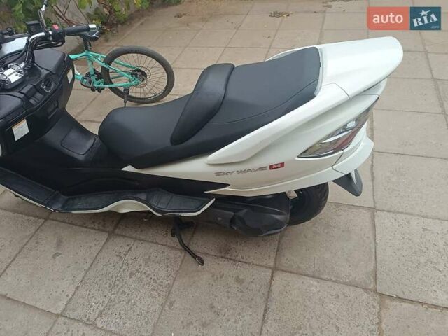 Белый Сузуки Skywave 250, объемом двигателя 0.25 л и пробегом 39 тыс. км за 2400 $, фото 1 на Automoto.ua