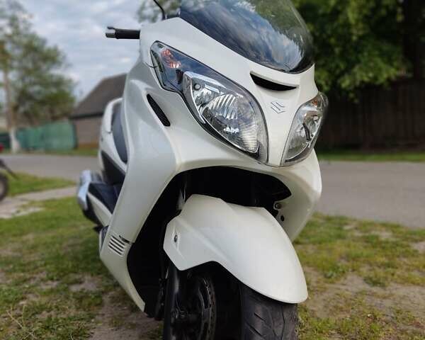 Белый Сузуки Skywave 250, объемом двигателя 0.25 л и пробегом 38 тыс. км за 2600 $, фото 4 на Automoto.ua